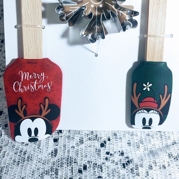 NEW DISNEY SILICONE 4 PC SPATULA AND COOKIE CUTTER SET/CHRISTMAS GIFT/BAKING - Picture 3 of 5